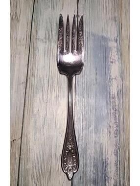 1847 Rogers Bros Old Colony XS Triple, ornate floral and scrollwork on the handl